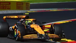 Lando Norris surpreendeu ao superar o dono da casa Max Verstappen no GP da Holanda, neste domingo (25).