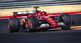 Com uma largada impecável e um ritmo de corrida intenso, Charles Leclerc liderou a dobradinha da Ferrari ao lado de Carlos Sainz.