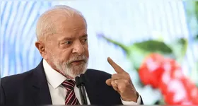 O presidente Lula levou pontos na cabeça e segue em acompanhamento médico.