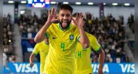 Jogadores brasileiros comemoram gol na Copa do Mundo de Futsal.