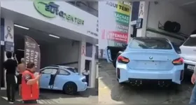 BMW M2 Coupé, avaliada em R$ 620 mil, colidiu contra a fachada de uma loja automotiva