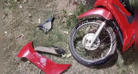 Moto ficou parcialmente destruída com a força do impacto no local