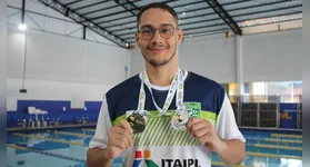 José Ribamar exibe as duas medalhas conquistadas na Surdolimpíada Nacional, na qual garantiu o 2º lugar nas provas de 200m e 400m livre.