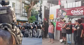 Dezenas de agentes de segurança pública estão nas proximidades da Ocupação Chico Mendes, instalada em um antigo prédio pertencente à União