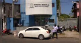 Mais cedo, uma equipe da RBATV flagrou pessoas saindo com diversos documentos da secretaria municipal de saúde