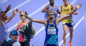 Júlio César Agripino comemora vitória nos 5000m T11 nos Jogos Paralímpicos de Paris.