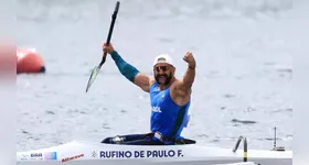 Fernando Rufino comemora ouro na canoagem, que ajudou o Brasil a assumir a quinta colocação no quadro de medalhas das Paralimpíadas.