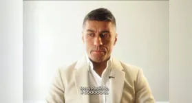 Paulinho se emociona ao anunciar aposentadoria do futebol em postagem nas redes sociais.