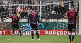 O Paysandu reclama da marcação do pênalti que resultou no gol de empate marcado pelo Operário-PR.