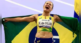 Fernanda Yara, com a bandeira do Brasil, após conquistar o ouro nos 400m, da classe T47, nos Jogos Paralímpicos Paris 2024