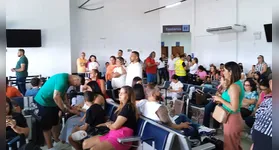 Passageiros aguardam na sala de espera do Aeroporto de Altamira