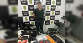 O jovem afirmou ser policial civil e perito criminal, além de apresentar distintivos e carteiras de identidade funcionais falsos.