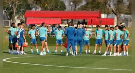 Dorival Júnior orienta jogadores da Seleção Brasileira em treino de preparação para a partida contra o Equador.