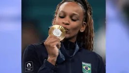 Com o ouro no solo em Paris, Rebeca Andrade conquista a sexta medalha olímpica da carreira.