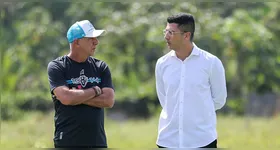 O técnico Márcio Fernandes e o executivo Felipe Albuquerque conversam durante treino do Paysandu no CT Raúl Aguillera.