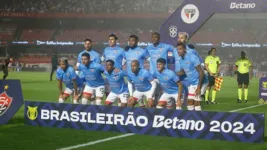 Os jogadores do São Paulo entraram no Morumbi, na partida contra o Vitória, pelo Brasileirão,                                                                                                                                                                                                                                                                                                                                                                                                                                                                                                                                                                                                                                                                                                                                                                                                                                                                                                                                                                                                                                                                                                                                                                                                                                                                                                                                                                                                                                                                                                                                                                                                                                                                                                                                                                                                                                                                                                                                                                                                                                                                             com camisa "Fuerza, Izquierdo".