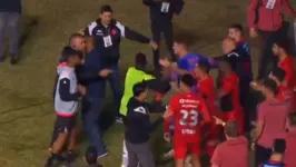 Confusão entre segurança e jogadores do Athletico-PR começou logo após o apito final do árbitro.