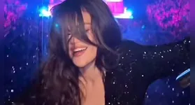 Bastante empolgada, Selena Gomez bate cabelo durante show