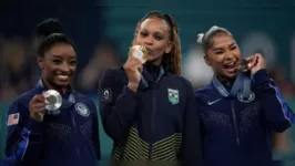 Jordan Chiles ao lado de Receba Andrade e Simone Biles na cerimônia de premiação do solo na em Pariz 2024; americana perdeu bronze após recurso da Federação Romena de Ginástica.