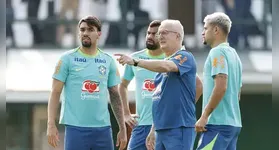 Lucas Paquetá, Fabrício Bruno, Dorival Júnior e Bruno Guimarães conversam em treino antes da partida diante do Chile.