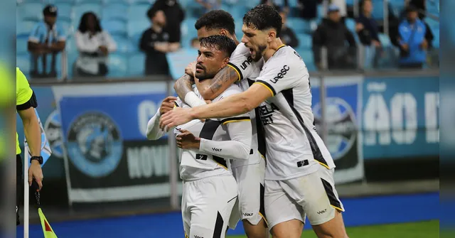 Imagem ilustrativa da notícia Criciúma bate Grêmio fora de casa e respira na tabela