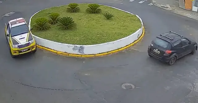 Imagem ilustrativa da notícia Carro dá voltas em rotatória tentando fugir da polícia