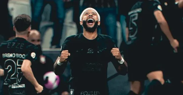 Imagem ilustrativa da notícia Depay celebra 1º gol pelo Corinthians em goleada na Série A
