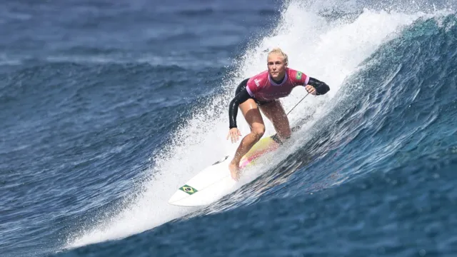 Imagem ilustrativa da notícia Tati aproveita erro de rival e vai disputar o ouro no surf
