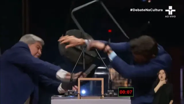 Imagem ilustrativa da notícia Vídeo: Datena dá cadeirada em Marçal durante debate