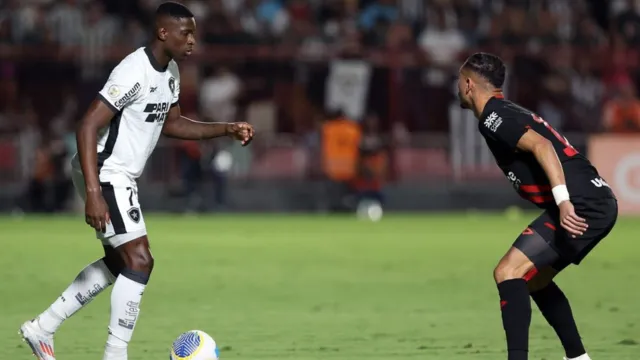 Imagem ilustrativa da notícia Botafogo goleia Atlético-GO, se recupera e lidera Brasileiro