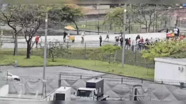 Imagem ilustrativa da notícia Briga entre torcidas marca jogo entre Corinthians e Flamengo