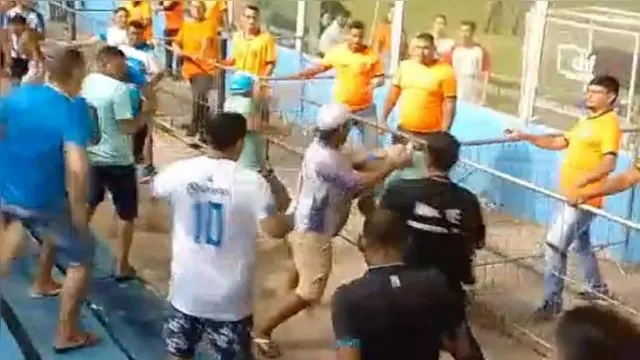 Imagem ilustrativa da notícia Paysandu pode perder mando após brigas e objetos no gramado