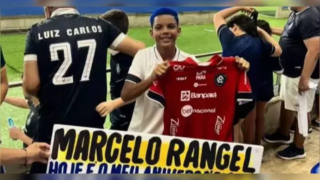 Imagem ilustrativa da notícia Vídeo: Torcedor do Remo chora ao ganhar camisa de Rangel