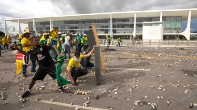 Imagem ilustrativa da notícia Investigados por atos golpistas poderão votar no domingo