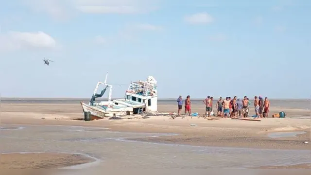 Imagem ilustrativa da notícia Pescadores são resgatados após barco encalhar no Marajó