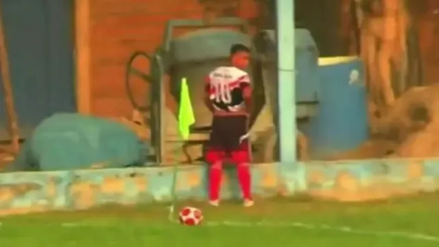 Imagem ilustrativa da notícia Vídeo: jogador é expulso após ser flagrado urinando em campo