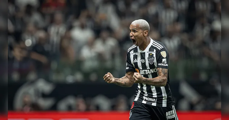 Imagem ilustrativa da notícia Deyverson marca 2, Atlético-MG vence e elimina Fluminense