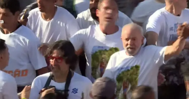 Imagem ilustrativa da notícia Lula tenta ir na corda do Círio e acompanha romaria