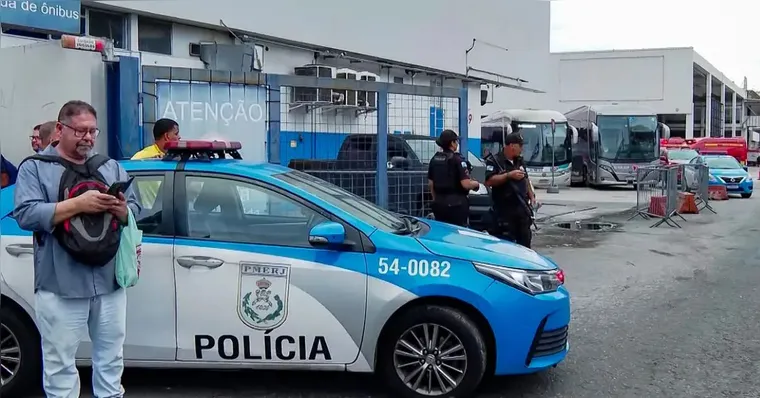 Imagem ilustrativa da notícia Criminosos sequestram nove ônibus para "fechar rua" no RJ