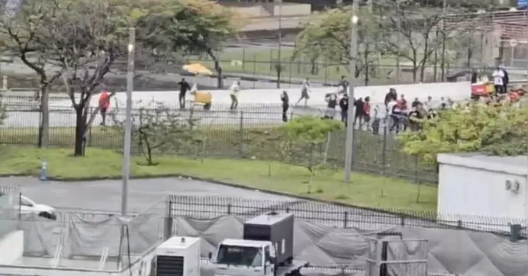 Imagem ilustrativa da notícia Briga entre torcidas marca jogo entre Corinthians e Flamengo