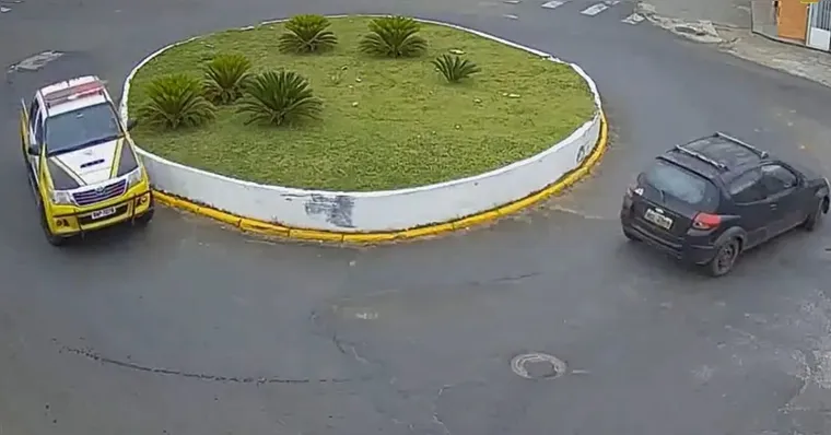Imagem ilustrativa da notícia Carro dá voltas em rotatória tentando fugir da polícia