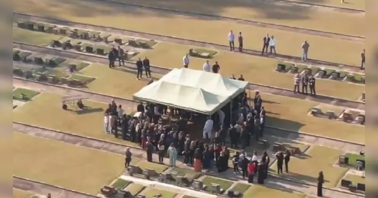 Imagem ilustrativa da notícia Silvio Santos é sepultado em SP; família e amigos se despedem