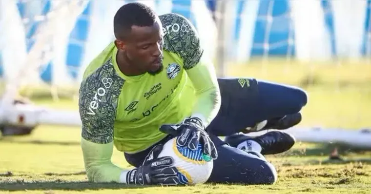 Imagem ilustrativa da notícia Goleiro do Grêmio pede perdão por atingir criança com objeto