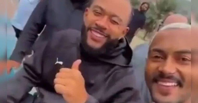 Imagem ilustrativa da notícia Memphis Depay visita favela em SP e viraliza; veja o vídeo