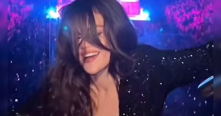 Imagem ilustrativa da notícia A nova Joelma? Selena Gomez "bate cabelo" durante show