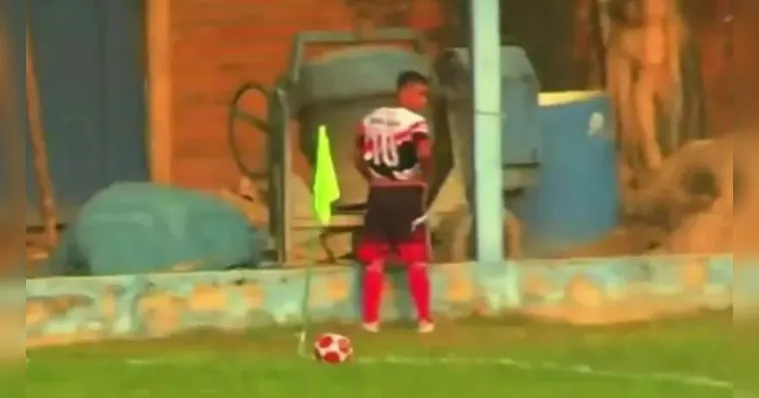 Imagem ilustrativa da notícia Vídeo: jogador é expulso após ser flagrado urinando em campo