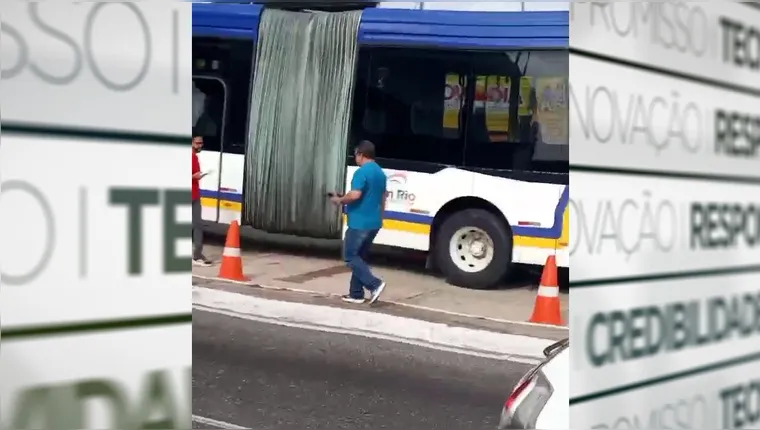 Imagem ilustrativa da notícia Vídeo: Mulher morre atropelada por ônibus no BRT