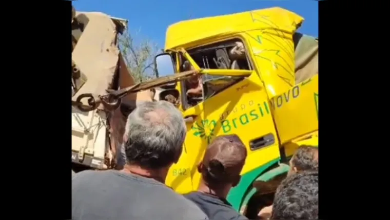 Imagem ilustrativa da notícia Colisão entre caminhões deixa motorista ferido no Pará