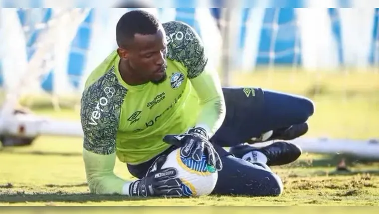 Imagem ilustrativa da notícia Goleiro do Grêmio pede perdão por atingir criança com objeto