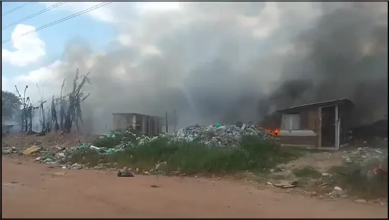 Imagem ilustrativa da notícia Incêndio atinge terreno abandonado e lixo em Águas Lindas